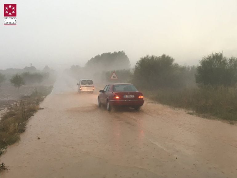 Imagen de archivo de un camino de la provincia en un día lluvioso