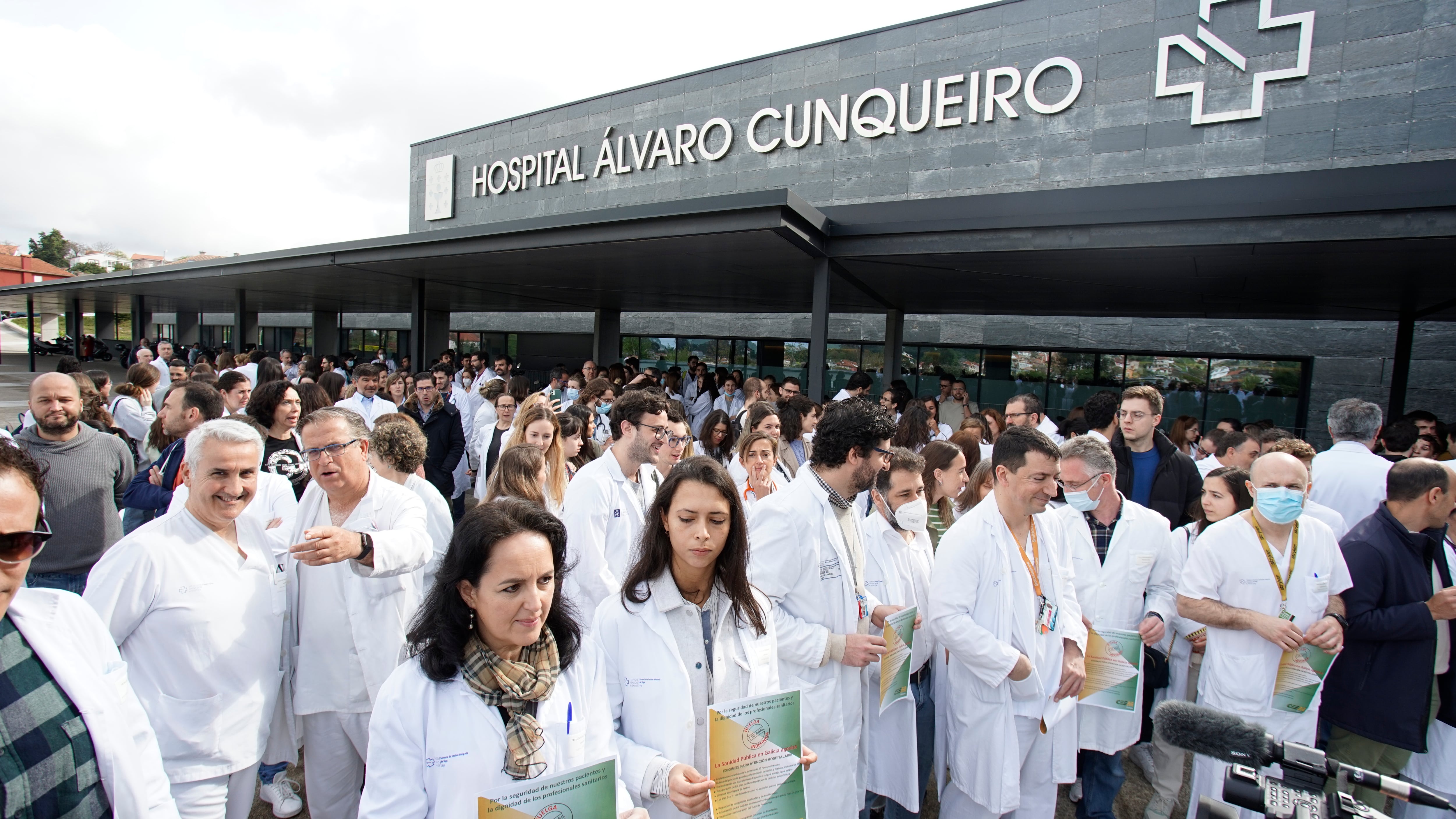 Foto de archivo de personal sanitario ante el Cunqueiro.