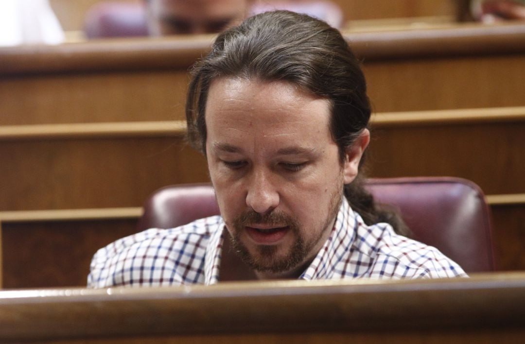 El secretario general de Podemos, Pablo Iglesias, sentado en su escaño del Congreso de los Diputados