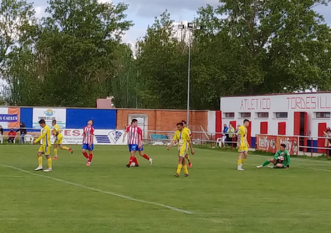 Una acción de juego en Las Salinas entre ribereños y tordesillanos.