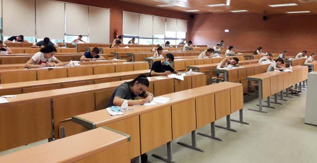 Estudiantes durante los exámenes de la Evau este lunes