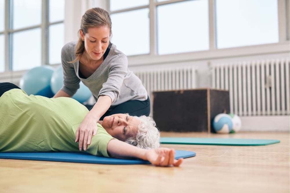 Imagen de tratamiento fisioterapéutico a una persona mayor