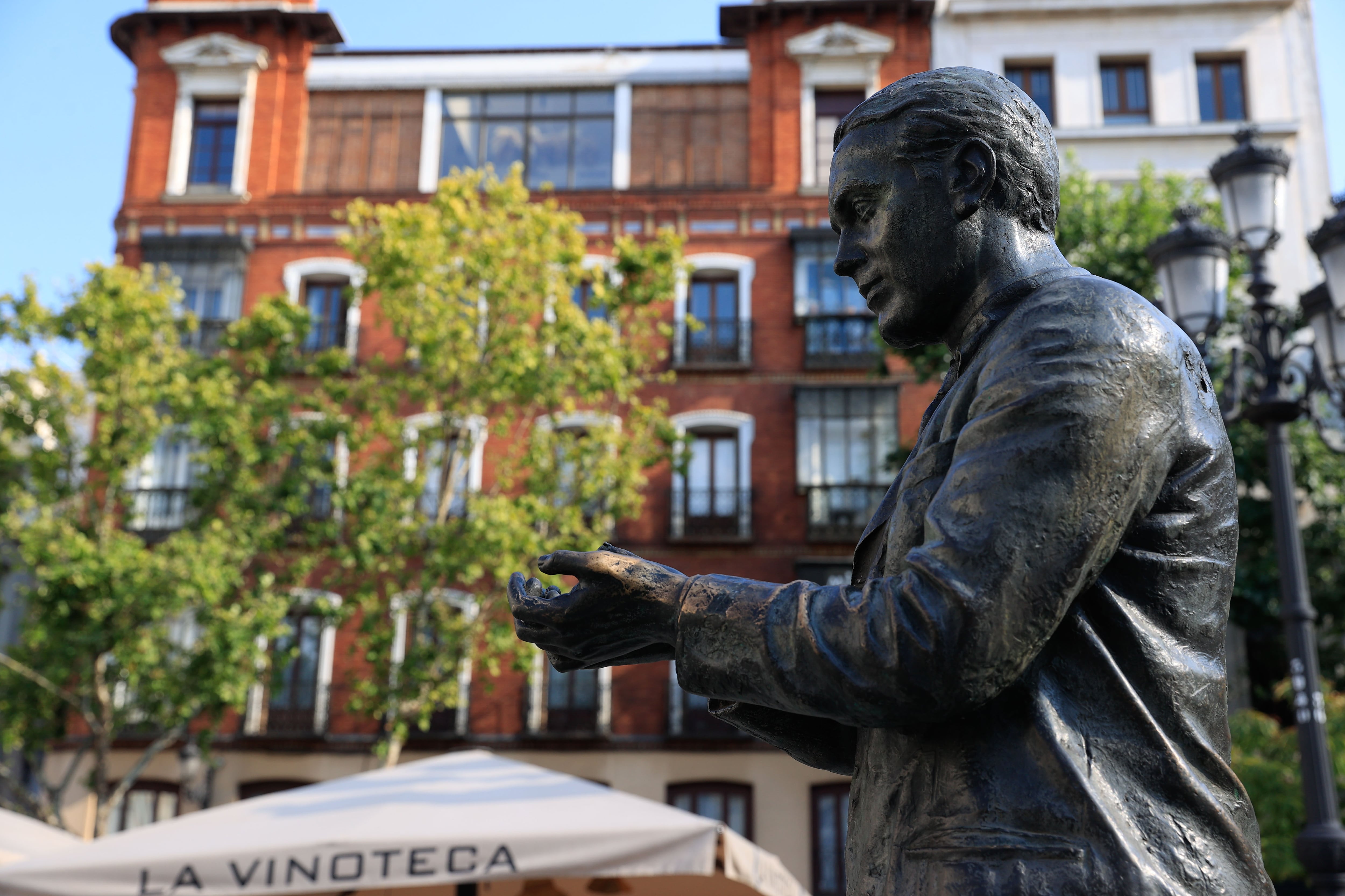 Técnicos de la Dirección general de Cultura del Ayuntamiento de Madrid han realizado este martes una visita a la estatua de Federico García Lorca en la plaza de Santa Ana.