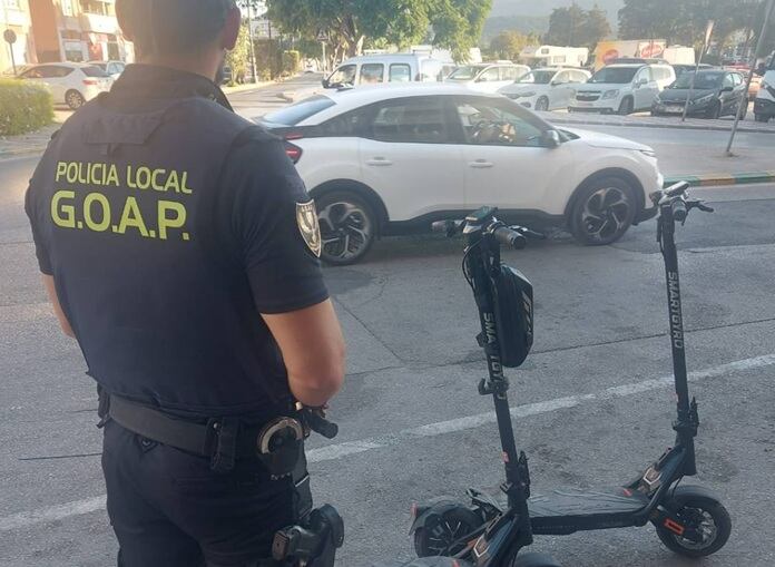 Un agente junto a dos patinetes eléctricos