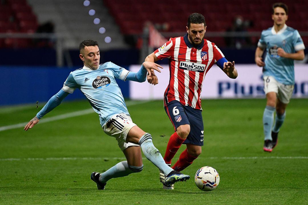 Koke y Aspas disputan un balón durante un Atlético - Celta de liga. 