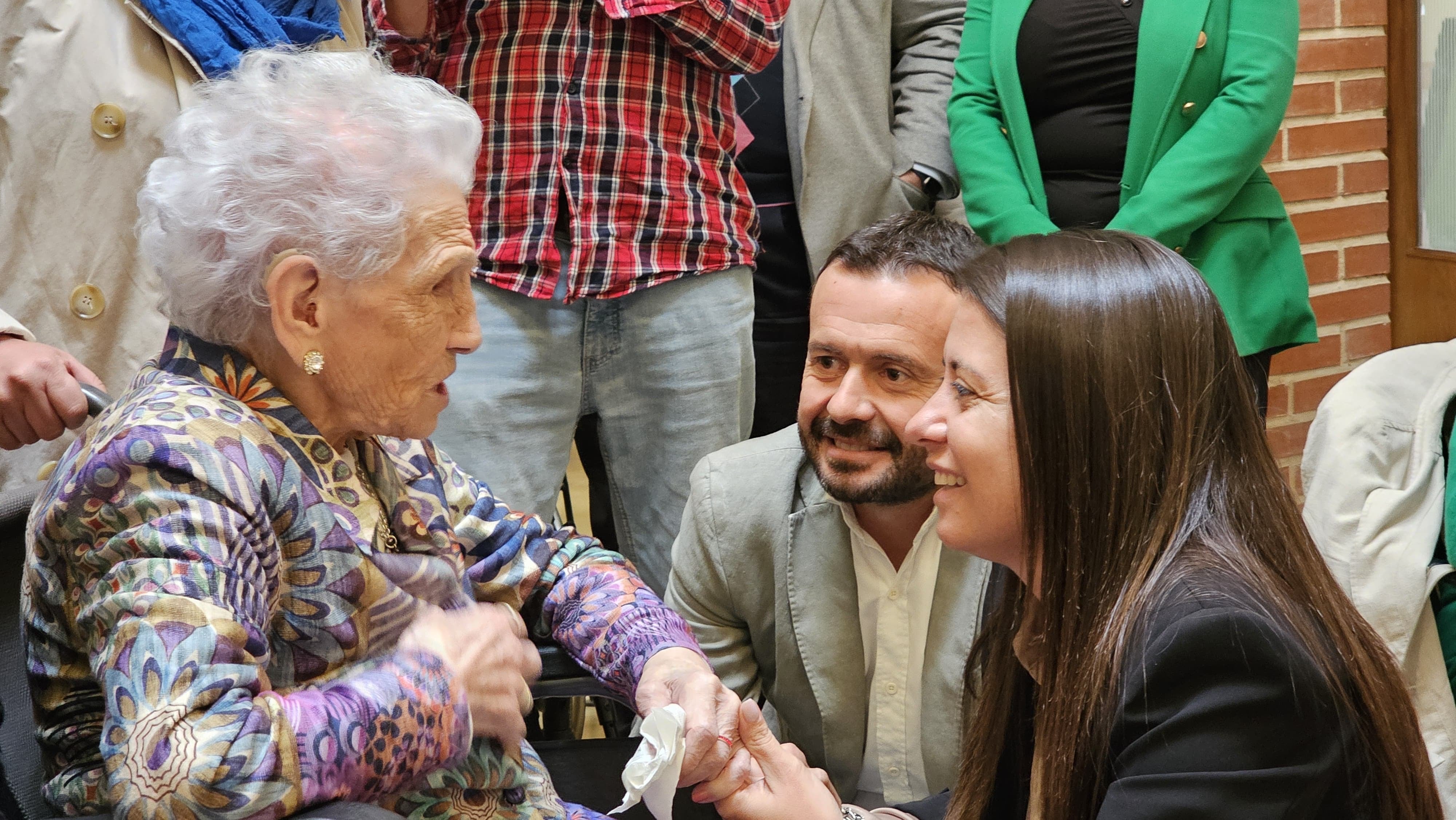 Venancia junto al delegado de la Junta José Luis Escudero y a la consejera de B. Social Bárbara García