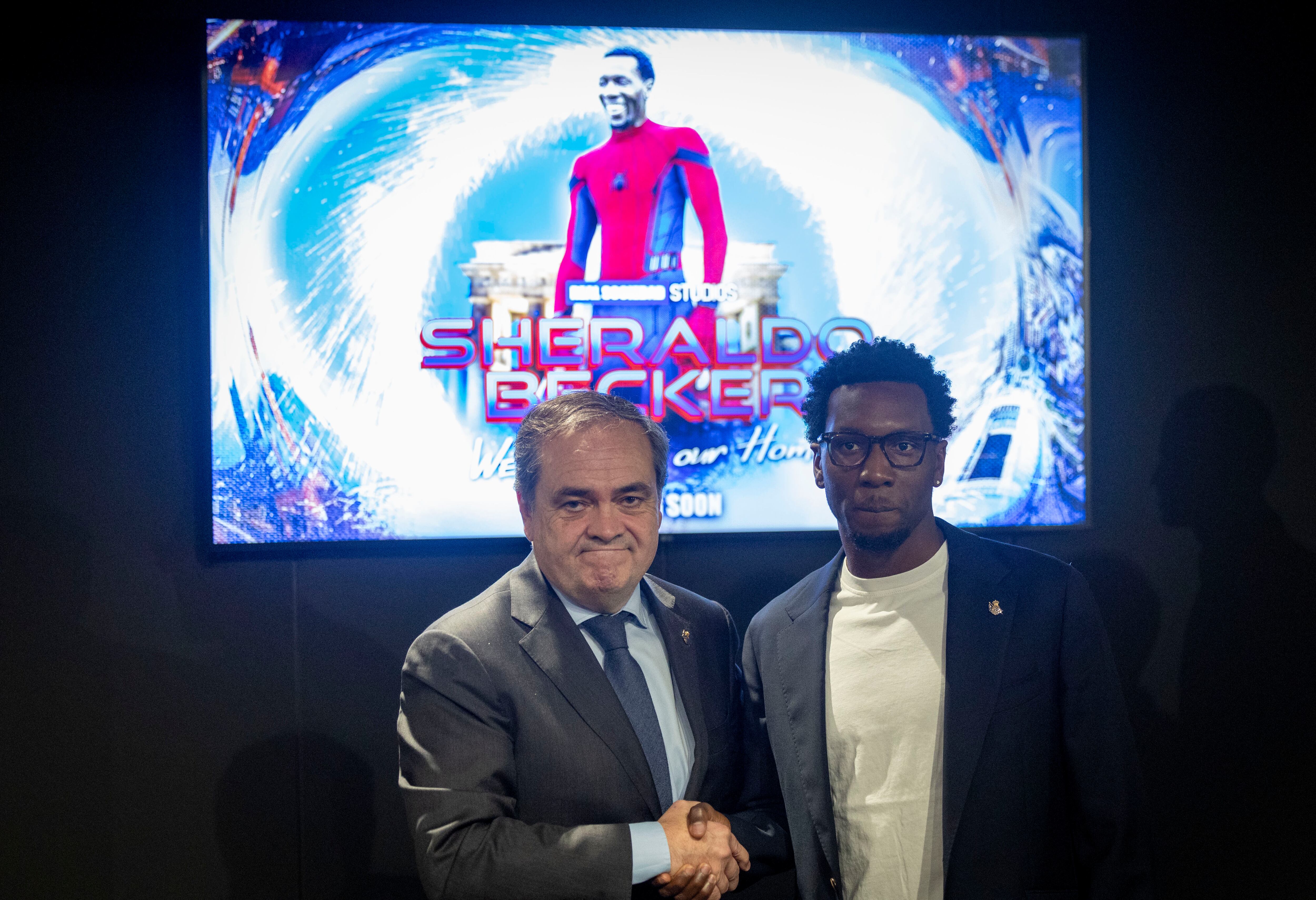 SAN SEBASTIÁN, 18/01/2024.- El atacante neerlandés Sheraldo Becker (d) posa junto al presidente de la Real Sociedad, Jokin Aperribay, durante su presentación oficial este jueves como nuevo jugador blaquiazul tras llegar a un acuerdo de traspaso con el FC Union Berlin. EFE/Javier Etxezarreta
