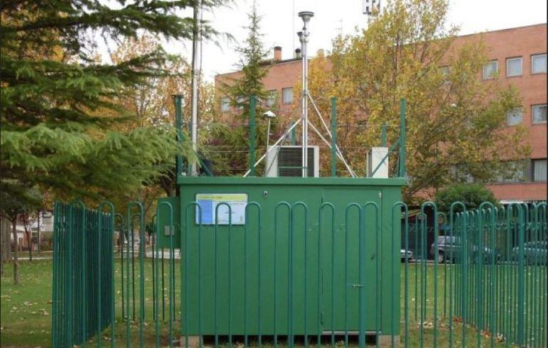 Estación medidora de la calidad del aire en las inmediaciones de la Universidad