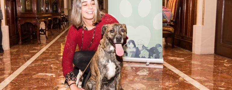 María García con dos perros