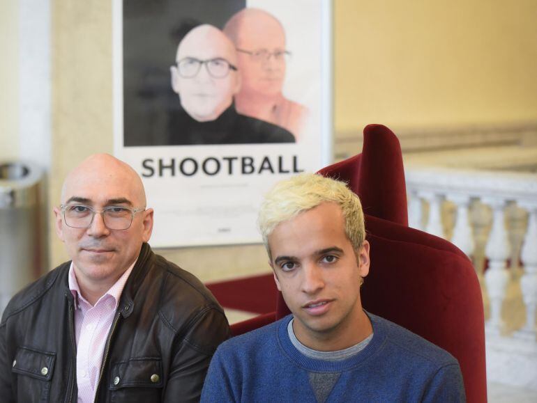 Manuel Barbero y Félix Colomer posan con el cartel de la película en el teatro Victoria Eugenia.