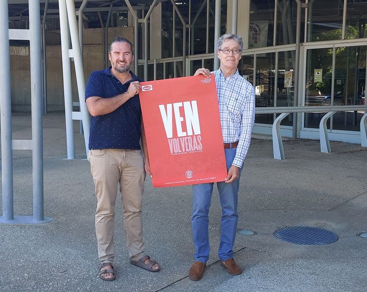 Néstor Oliva y Pachi Giné, en la puerta del Palacio de los Deportes en la presentación de la campaña de abonados del Bada Huesca