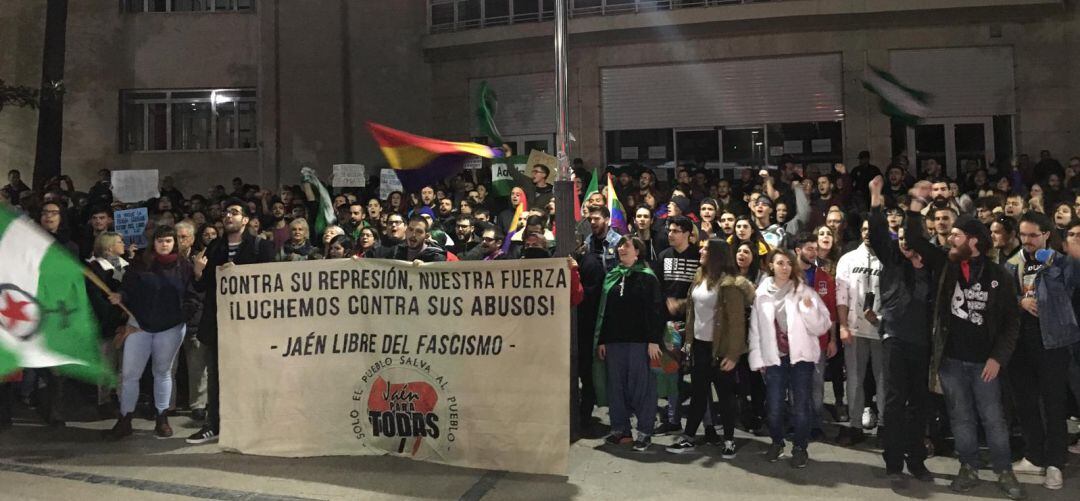 Cientos de manifestantes protestan en Jaén contra la entrada de Vox en el Parlamento de Andalucía.