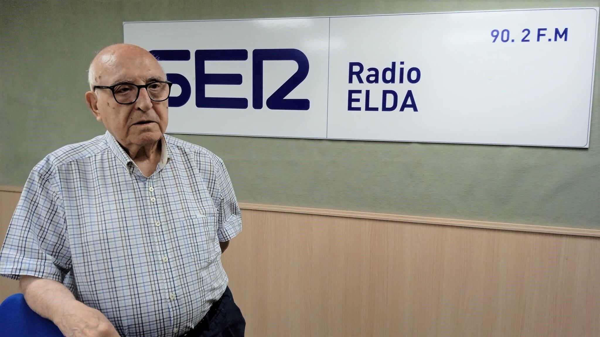 Regino Pérez, en el estudio de Radio Elda SER.