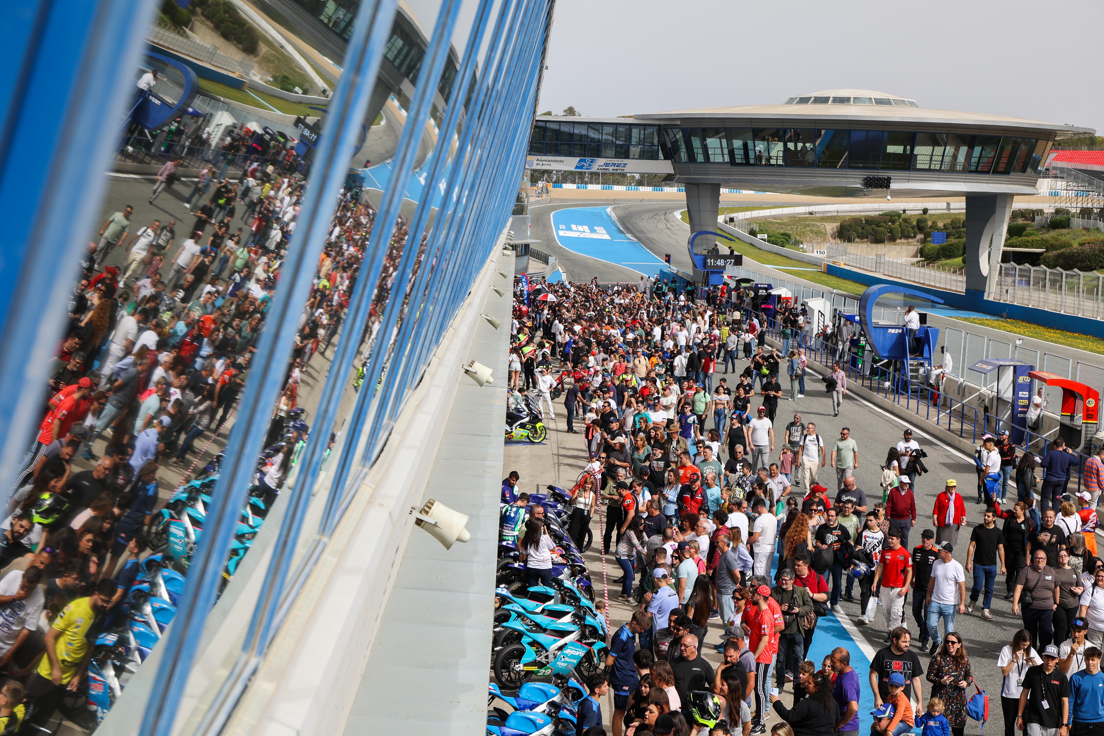 Aficionados durante el domingo de carreras en el Circuito de Jerez