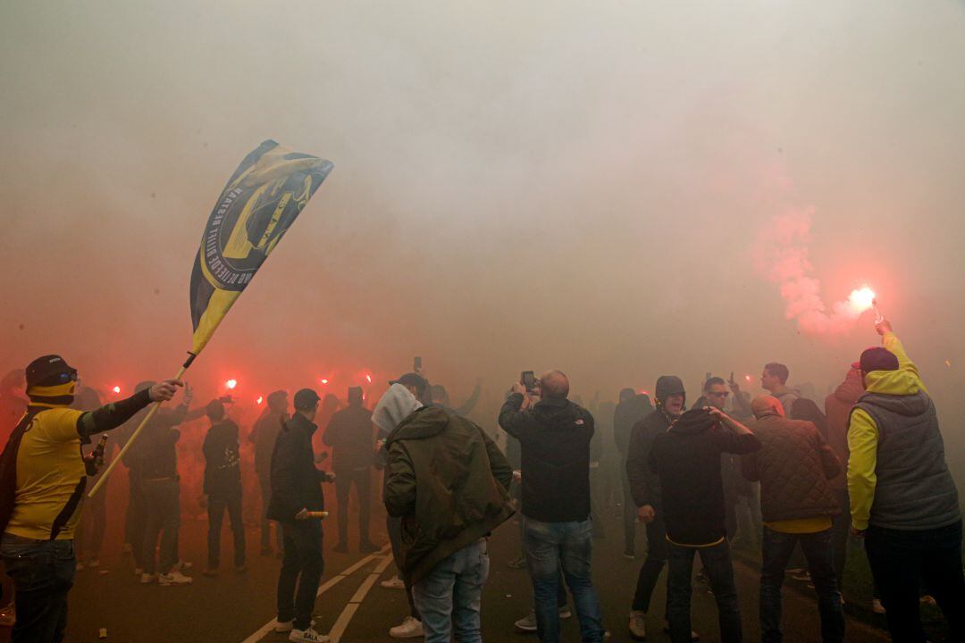 Los ultras del NAC Breda congregados en los alrededores del estadio.