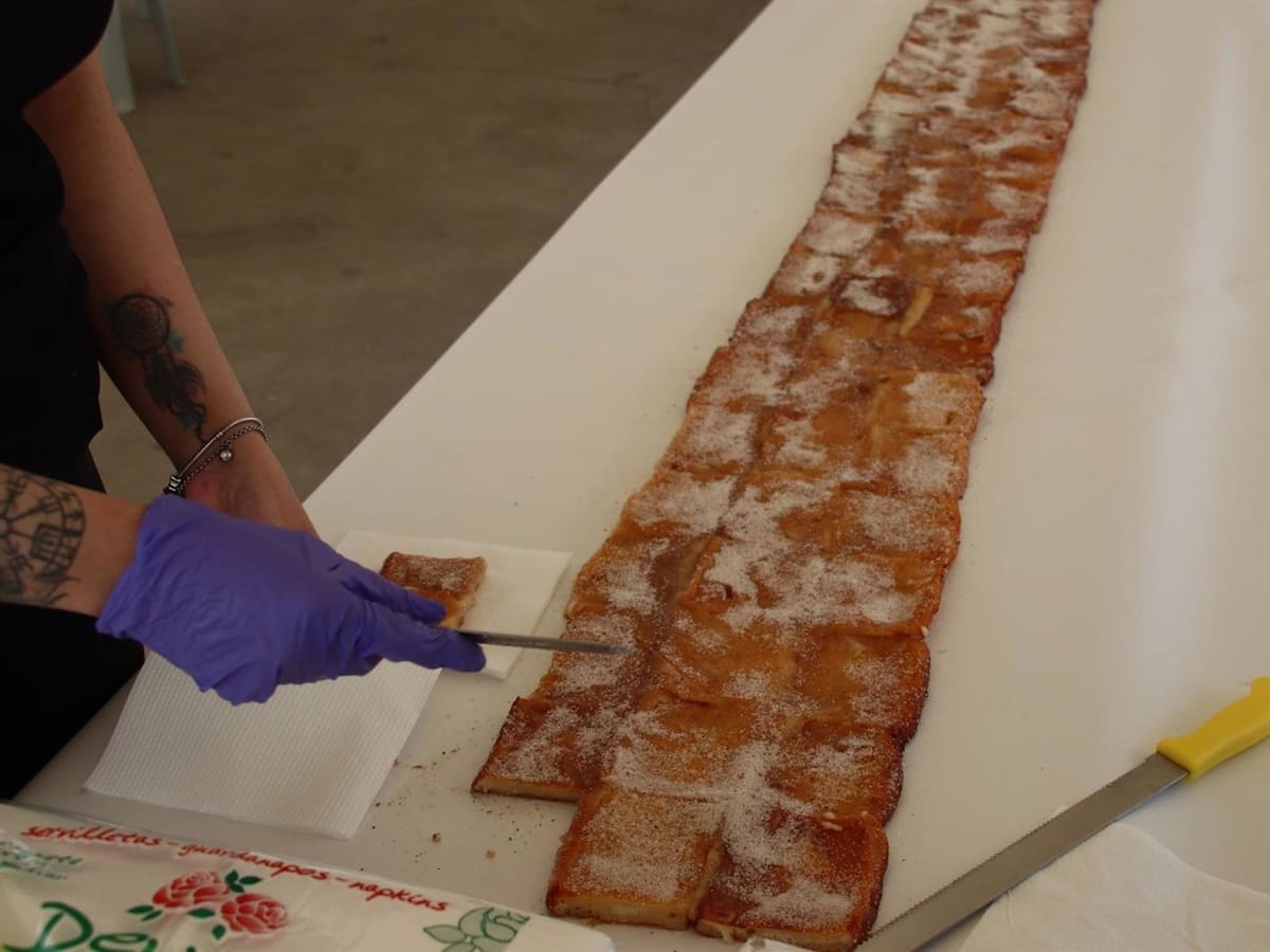 Torrija gigante en Cuevas de San Marcos con 75 panes, 50 litros de leche y 160 huevos