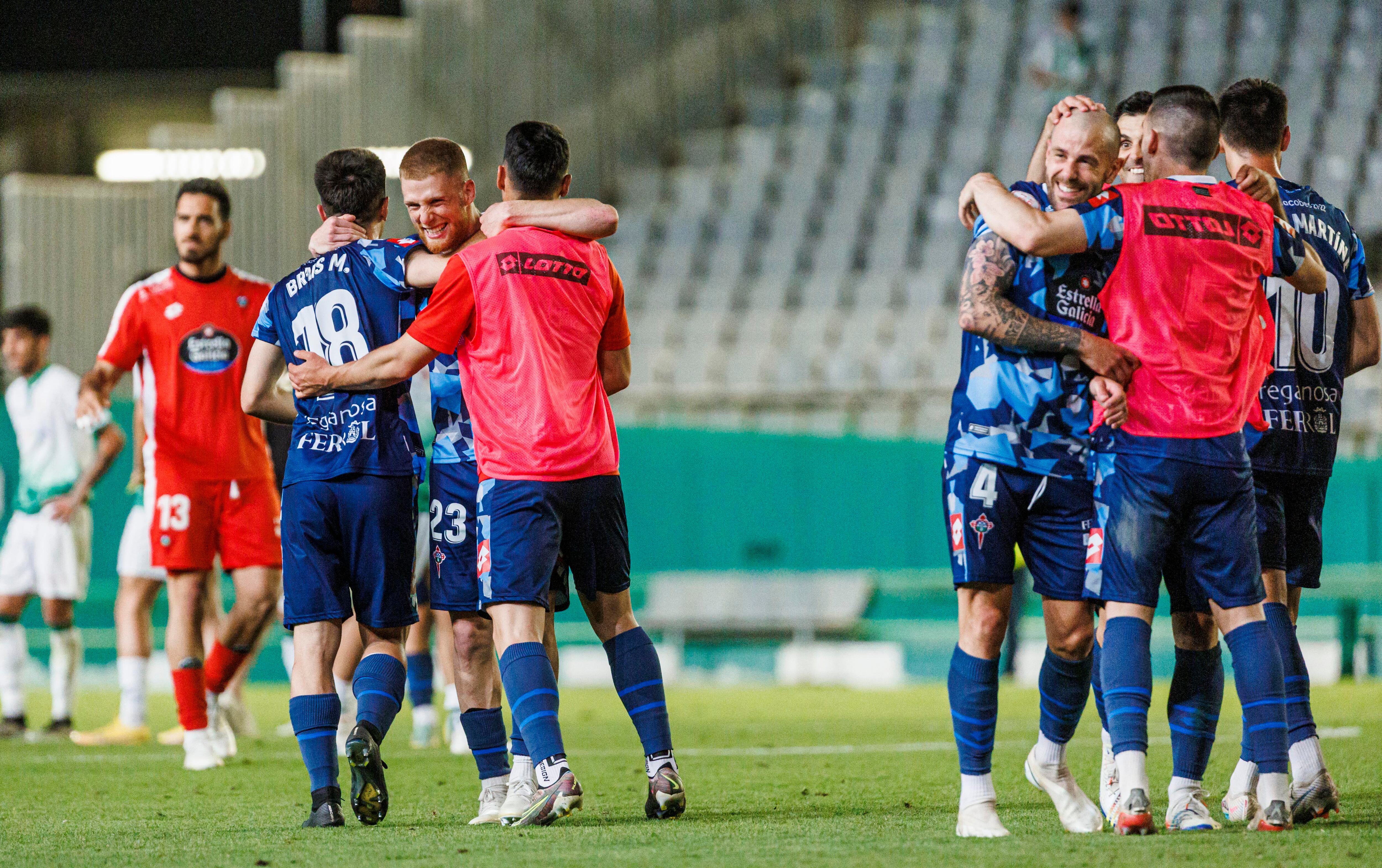 Los jugadores del Racing celebran su victoria ante el Córdoba en el Nuevo Arcángel (foto: Cadena SER)