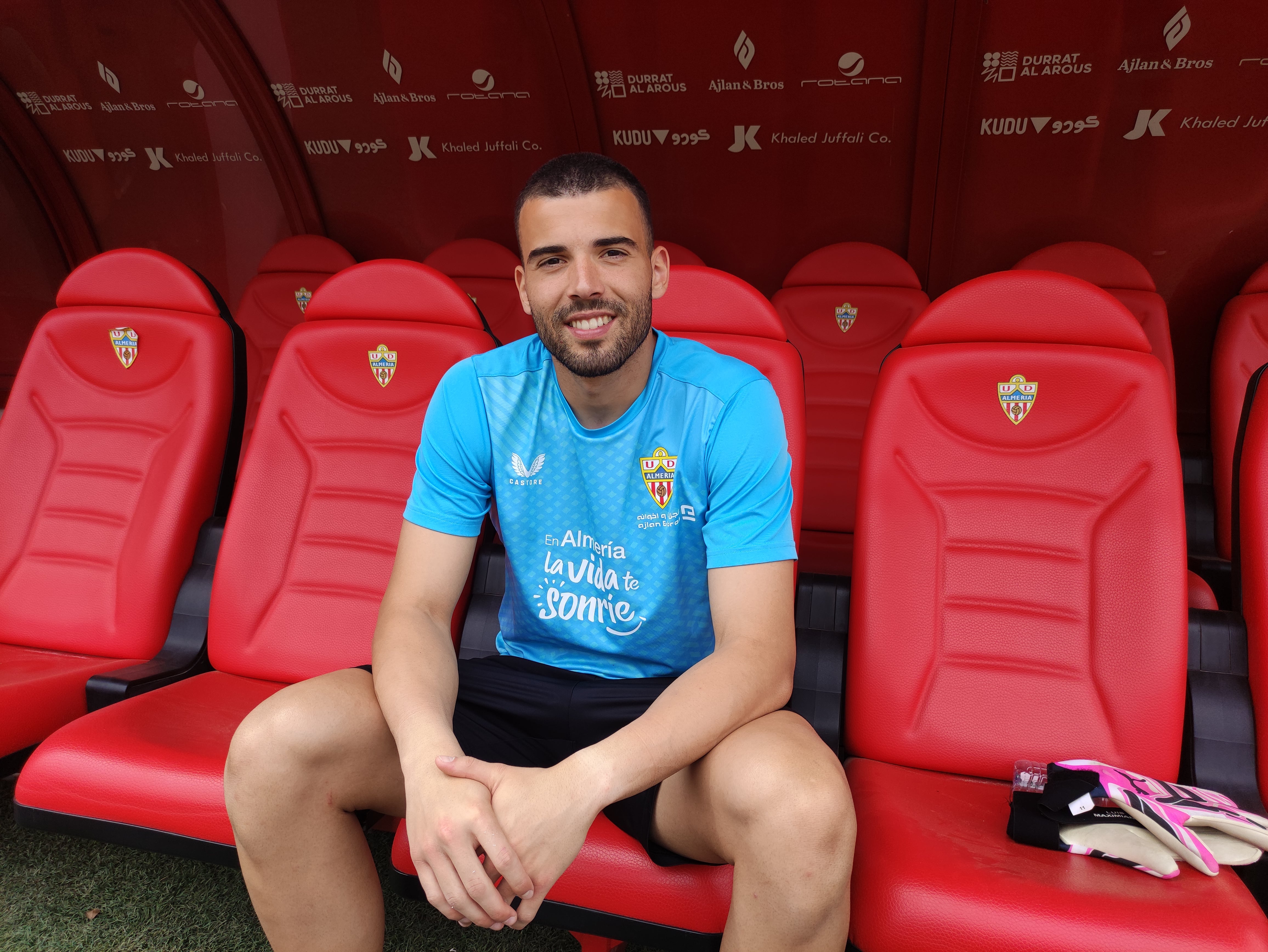 Maximiano con LA VOZ y Cadena SER en el banquillo del Estadio Mediterráneo.