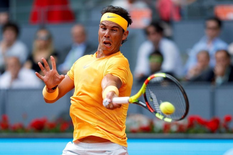 Rafa Nadal devuelve la bola al francés Gael Monfils en el partido de segunda ronda del Mutua Madrid Open.