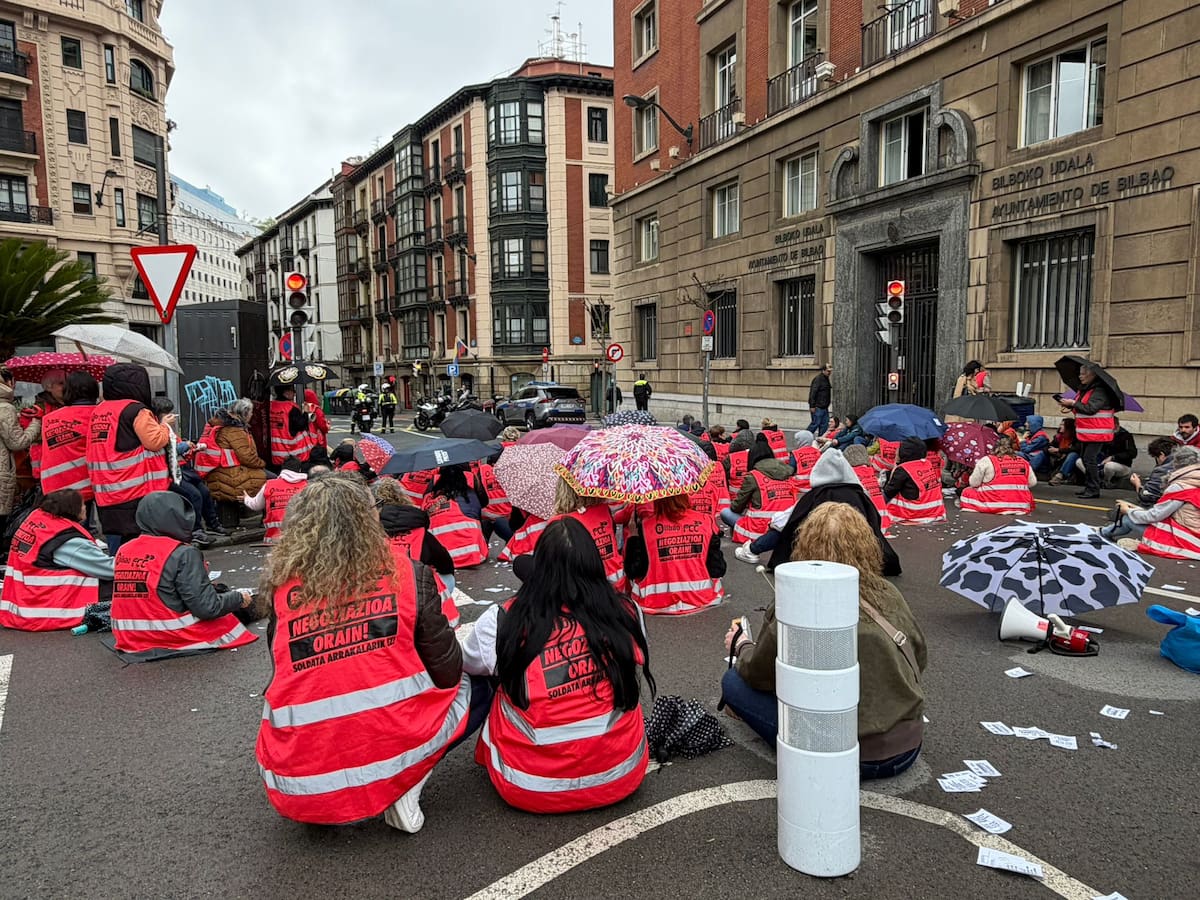 Las 400 trabajadoras de limpieza municipal de Bilbao refuerzan sus protestas con una nueva huelga
