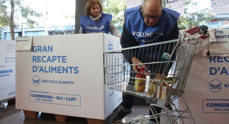 Pla mig d&#039;un equip de voluntaris del Gran Recapte col·locant aliments als contenidors