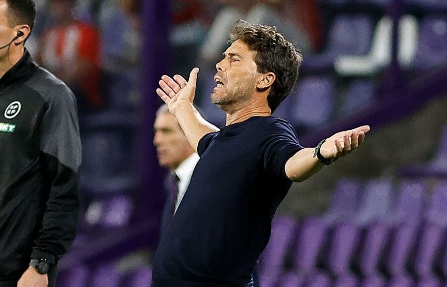 Rubi, desesperado en la banda del José Zorrilla el pasado sábado por la noche.