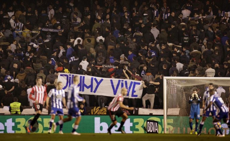 El público de la grada de Maratón, ocupada por los Riazor Blues con una pancarta alusiva al aficionado deportivista Francisco Romero, &#039;Jimmy&#039;, permaneció de espaldas durante más de diez minutos en el partido ante el Athletic