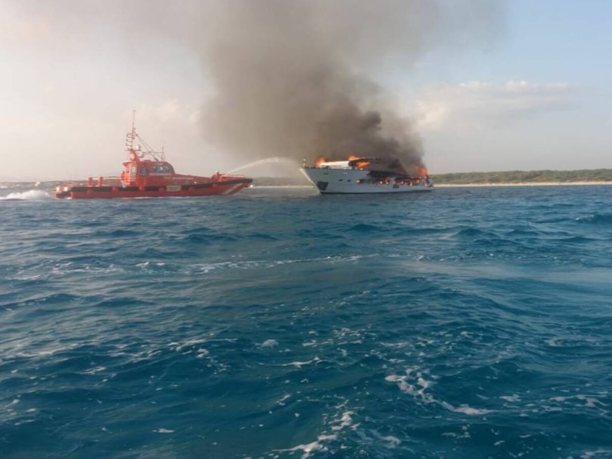 Arde un barco en la playa de es Trenc