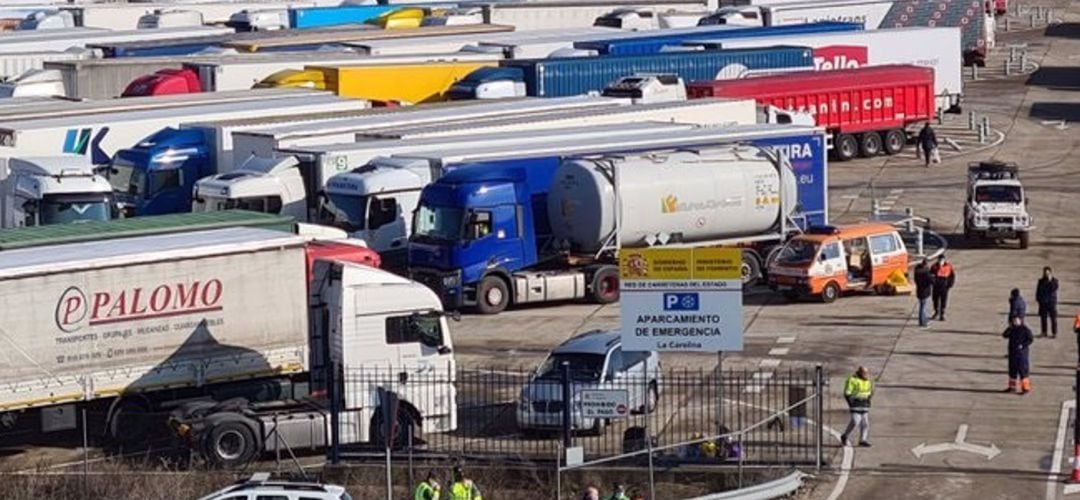 Camiones estacionados en un área de embolsamiento.