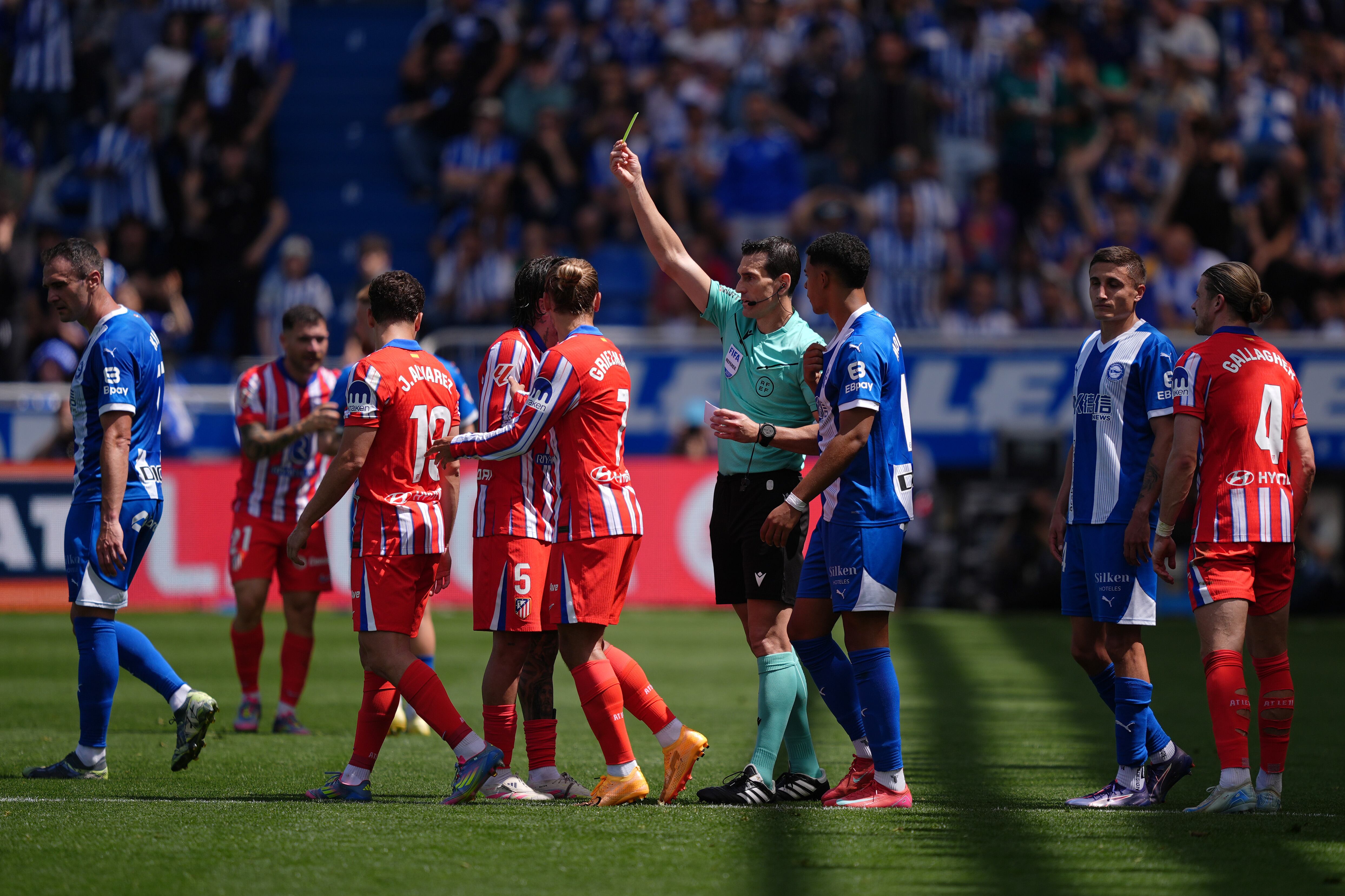 Martínez Munuera muestra una cartulina amarilla a Julián Alvarez
