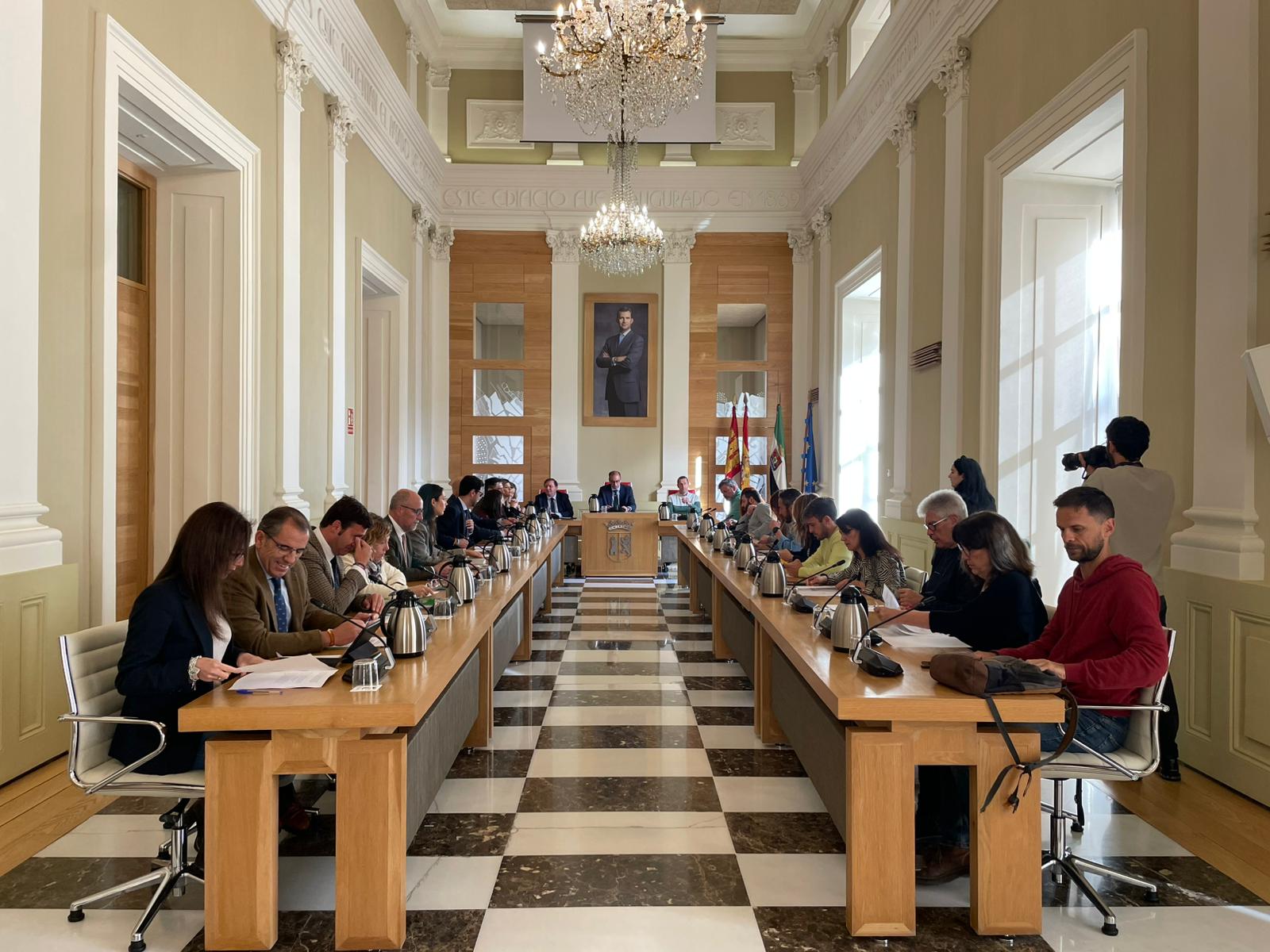 Sesión plenaria en el Ayuntamiento de Cáceres