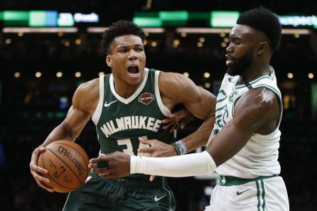 Giannis Antetokounmpo ante la defensa de Jaylen Brown.