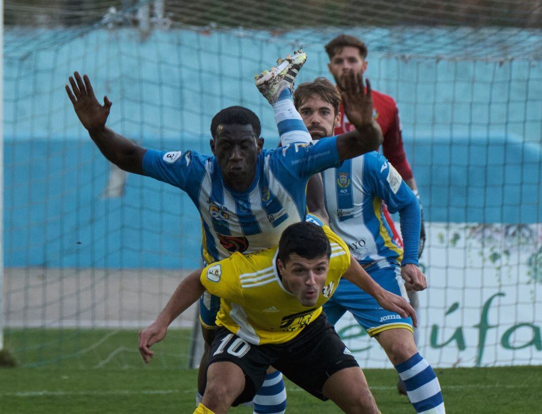 Un acción de juego del Arandina y el Bupolsa señalado por el impago a los árbitros desde la FCyLF.