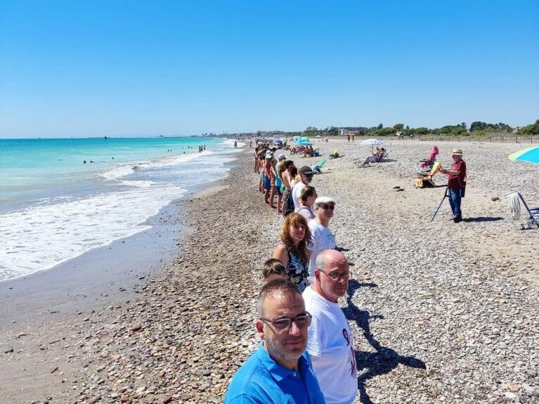 Así ha sido la cadena humana que han formado unas 2.000 personas en las playas del norte de Sagunt.