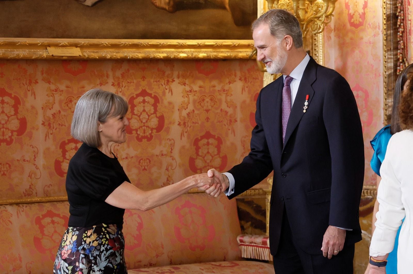 La restauradora María José Arbués, saludando al Rey Felipe VI