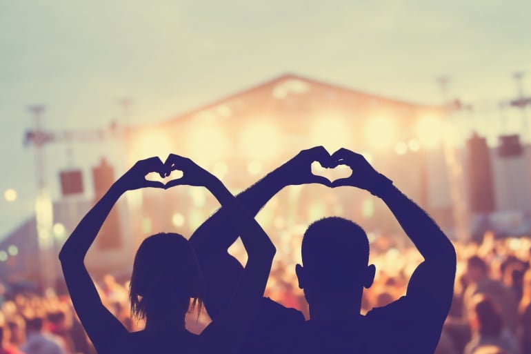 Pareja disfrutando de un festival