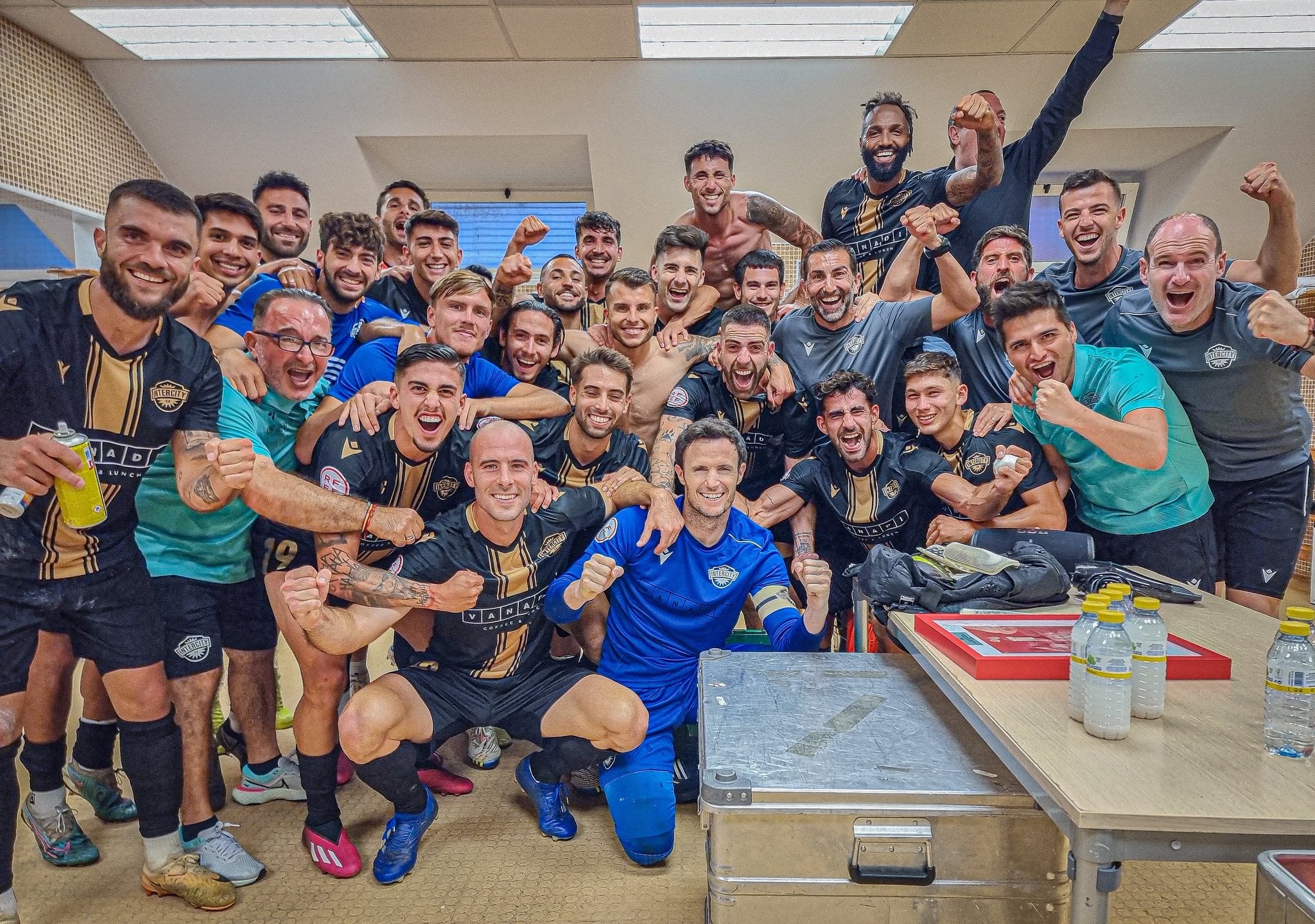 Los jugadores del Intercity celebran la victoria ante el Real Murcia