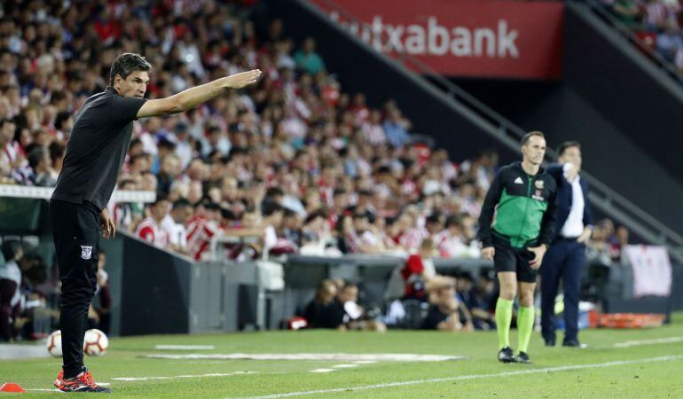 Pellegrino da instrucciones a sus jugadores durante el encuentro de San Mamés.