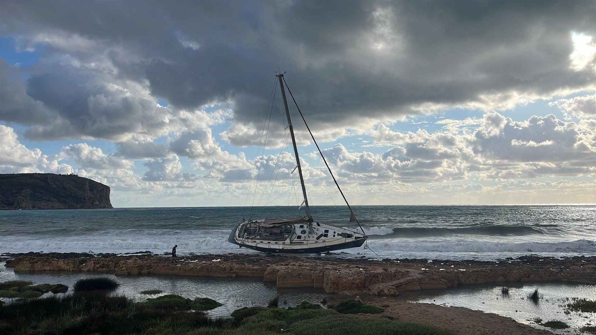 Imagen del velero encallado en la costa de Xàbia (Alicante)
