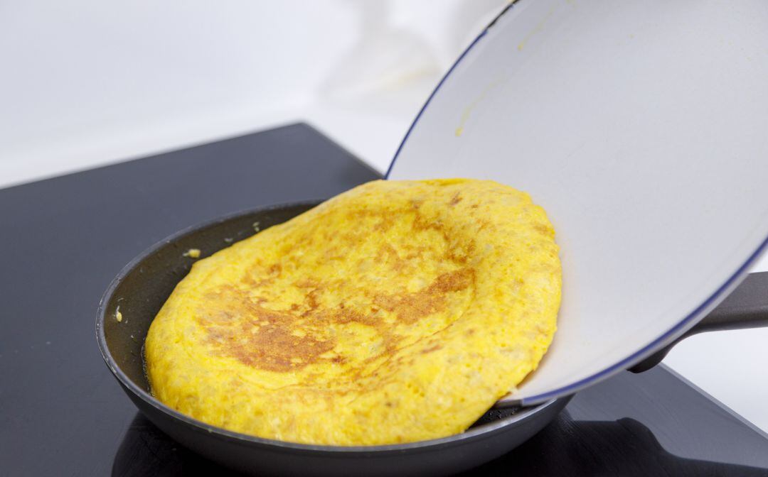 La tortilla de patata vuelve a generar polémica en redes.