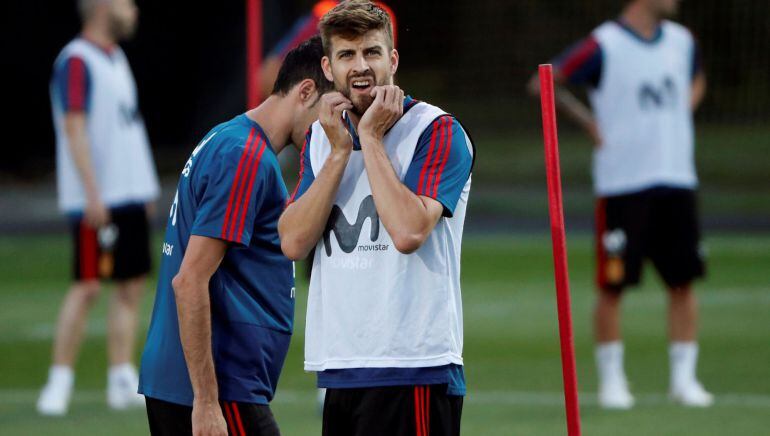 Gerard Piqué mira al tendido durante un entrenamiento de la selección