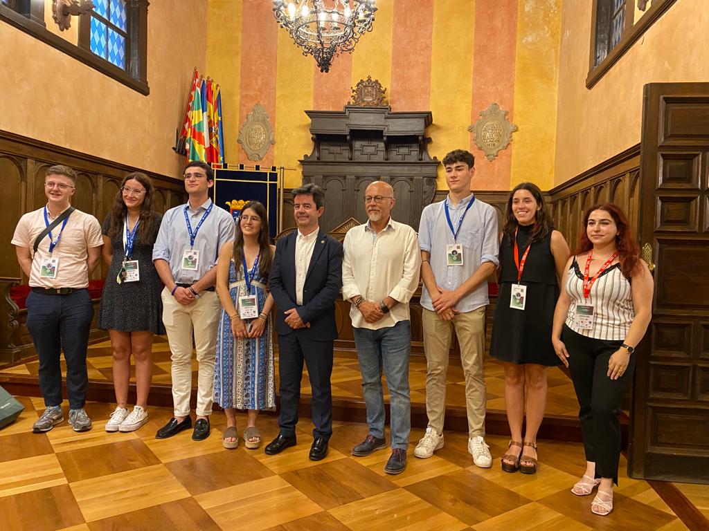Representantes del Parlamento Europeo de los Jóvenes junto al Ayuntamiento de Huesca