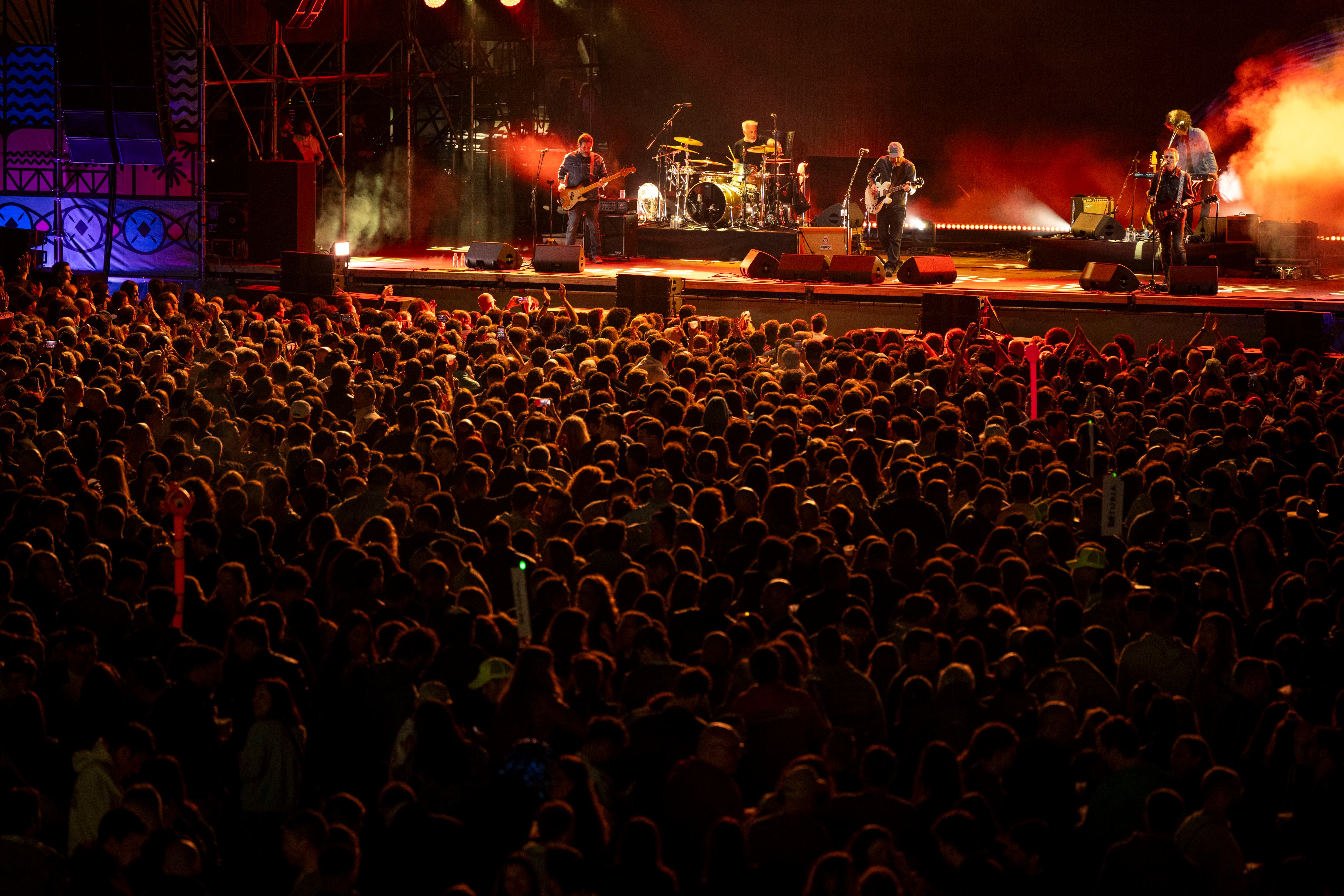 El grupo Los Planetas durante su actuación en el SanSan Festival. El primer festival de la temporada da inicio este jueves con tres días de conciertos en Benicasim (Castellón) con grupos como Carolina Durante, Dorian o Amaia.