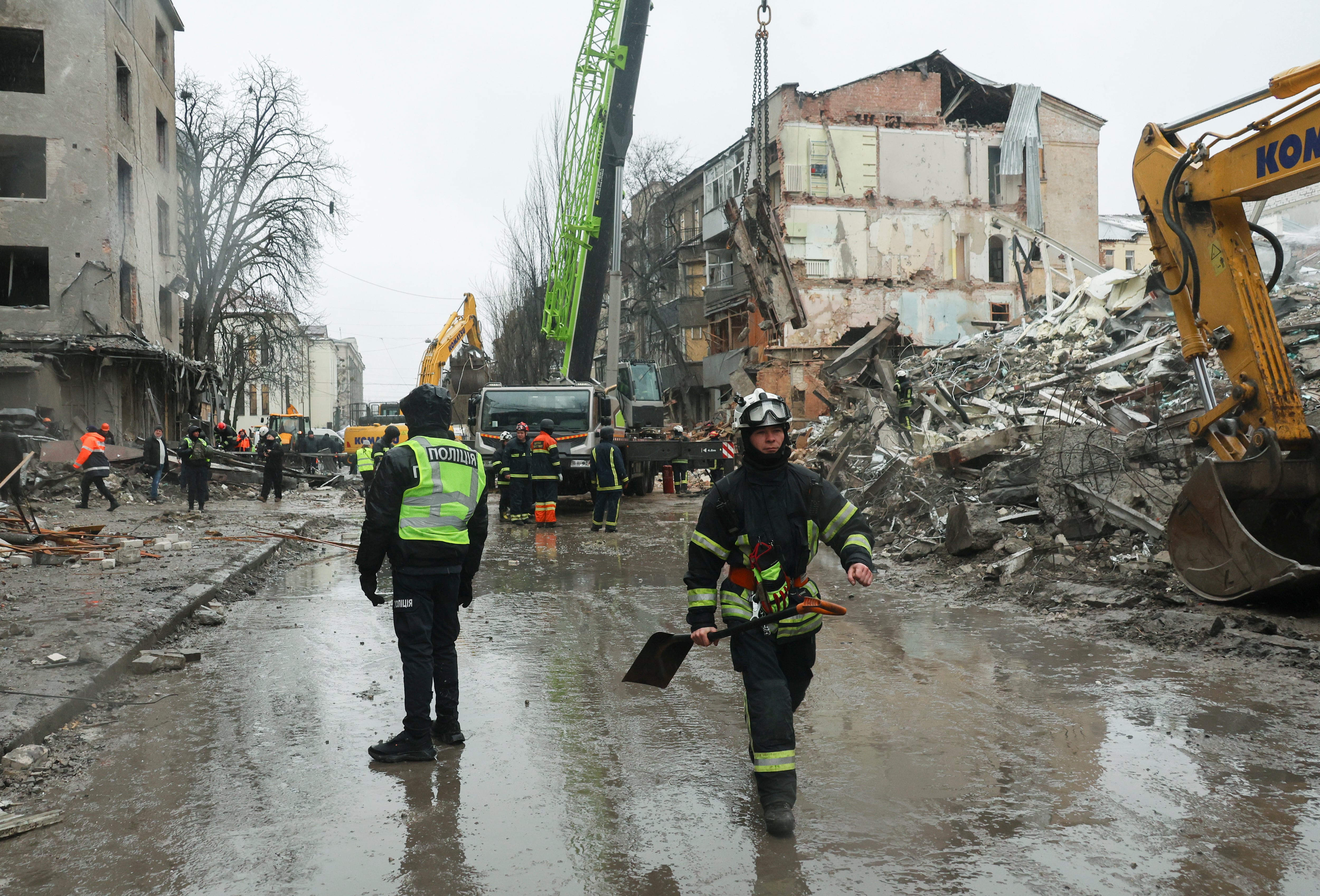 Autoridades de rescate ucranianas trabajan en un área residencial atacada por Rusia