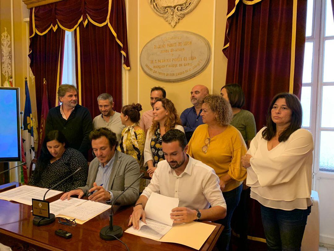 Parte del gobierno municipal de Cádiz, en rueda de prensa antes de la incorporación de Paco Cano