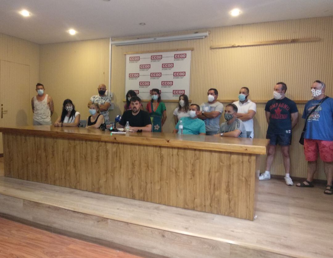 La plantilla que se encarga del servicio municipal de parques y jardines mantenía una asamblea en la tarde de ese viernes para abordar su situación