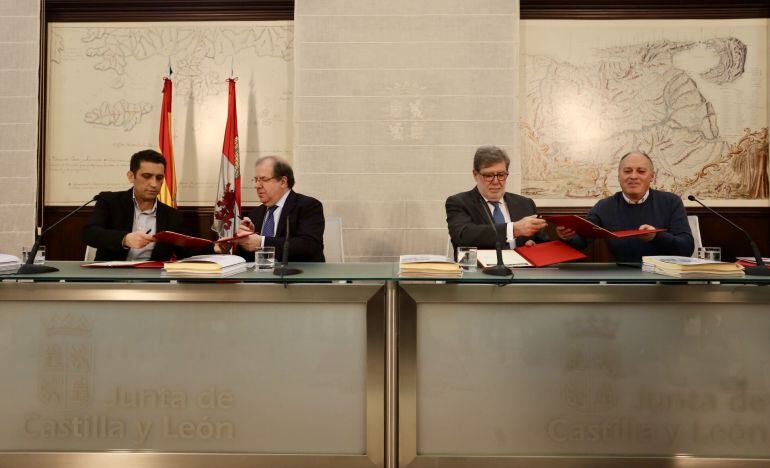El presidente de la Junta, Juan Vicente Herrera, firma varios acuerdos dentro del Diálogo Social