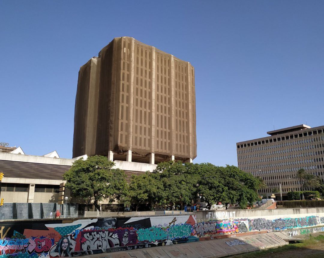 Antiguo edificio de Correos en primer plano. Al fondo, edificio de Hacienda.