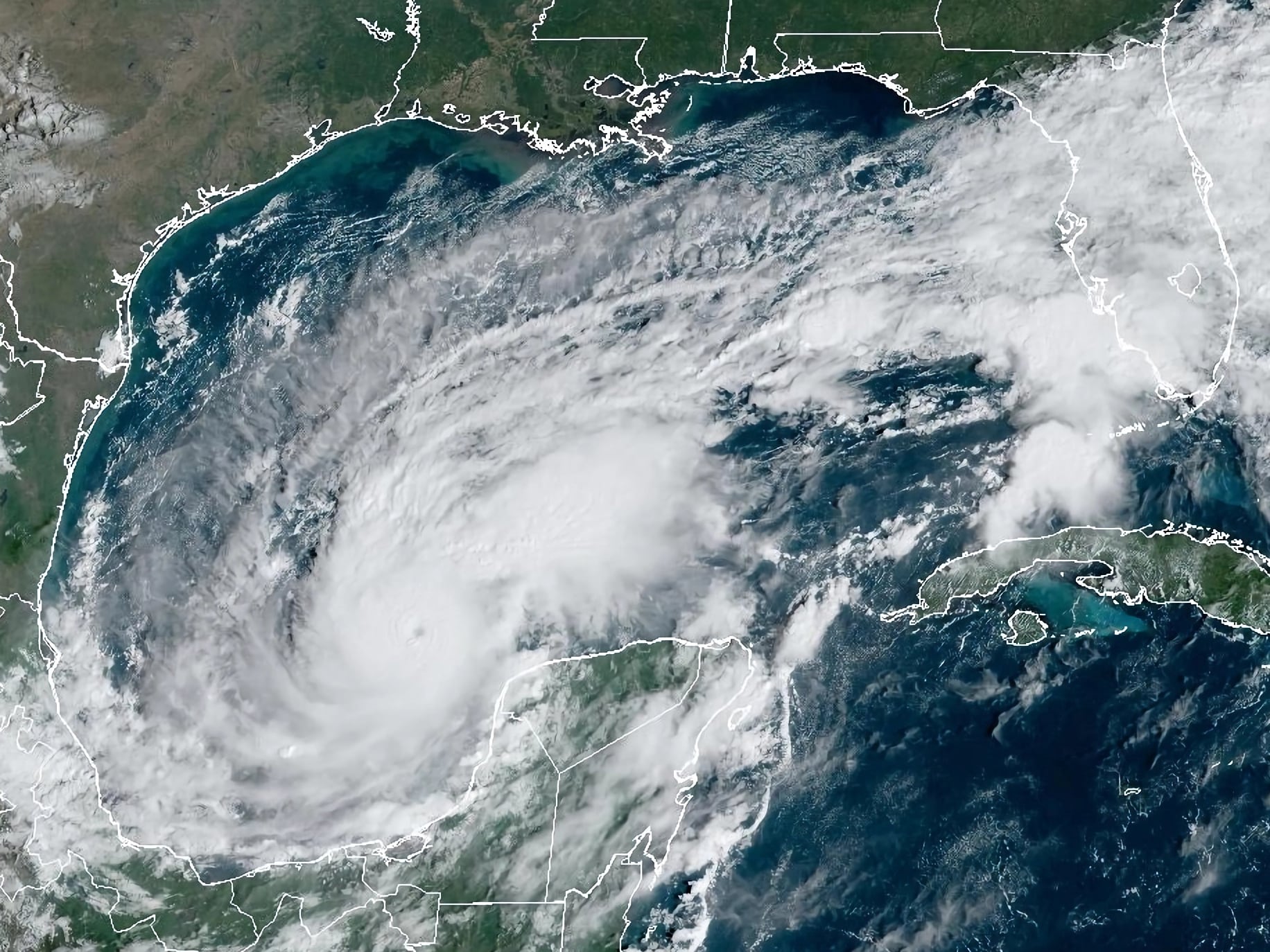 Fotografía satelital cedida por la Oficina Nacional de Administración Oceánica y Atmosférica (NOAA) a través del Centro Nacional de Huracanes (NHC) estadounidense donde se muestra la localización del huracán Milton este lunes, en el Golfo de México.