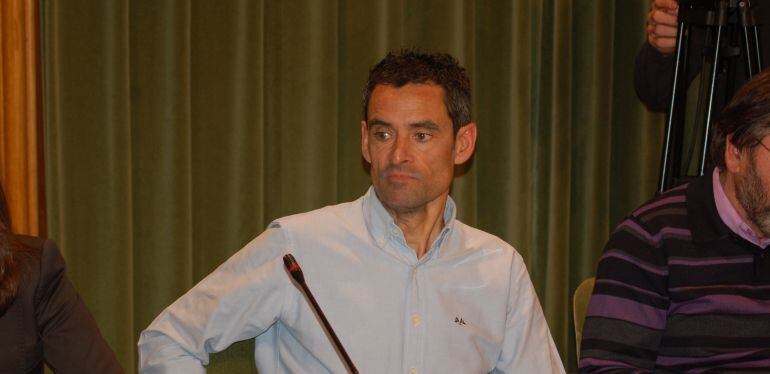 Ángel Lloresn, concejal de Deportes en un Pleno 